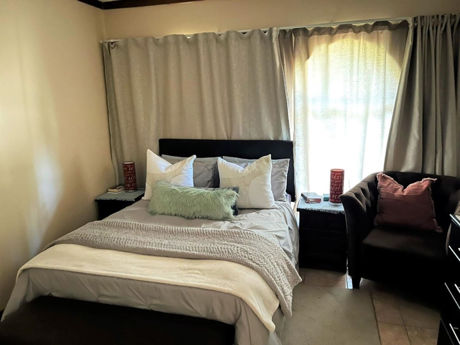2 Bedroom Property for Sale in Langenhovenpark Free State